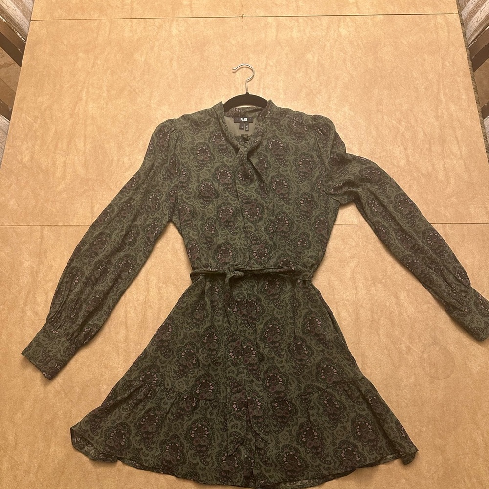 Gorgeous green long sleeve tie-neck dress.